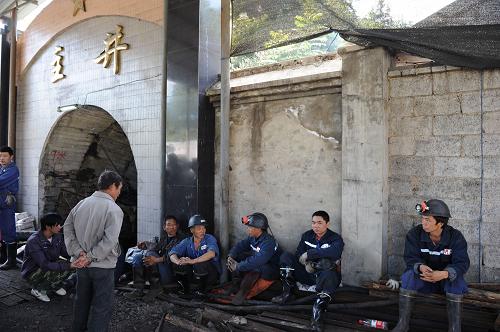 9月14日,救援人員正在事故井口等待消息。新華社記者 劉續(xù) 攝