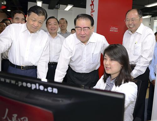 9月14日,中共中央政治局常委李長(zhǎng)春在人民日?qǐng)?bào)社調(diào)研。中共中央政治局委員、中央書記處書記、中宣部部長(zhǎng)劉云山一同調(diào)研。這是李長(zhǎng)春在人民網(wǎng)調(diào)研。新華社記者 謝環(huán)馳 攝