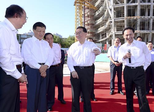 9月14日,中共中央政治局常委李長(zhǎng)春在人民日?qǐng)?bào)社調(diào)研。中共中央政治局委員、中央書記處書記、中宣部部長(zhǎng)劉云山一同調(diào)研。這是李長(zhǎng)春在人民日?qǐng)?bào)社新媒體創(chuàng)業(yè)基地大樓建設(shè)工地考察。新華社記者 謝環(huán)馳 攝