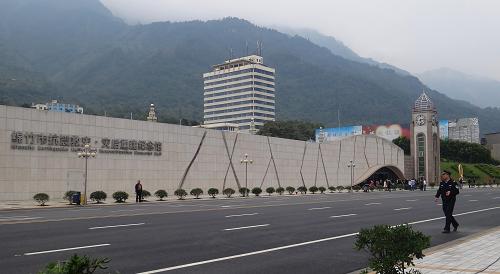 這是9月21日拍攝的四川省綿竹市抗震救災(zāi)·災(zāi)后重建紀(jì)念館外景。當(dāng)日,位于四川省綿竹市漢旺鎮(zhèn)的抗震救災(zāi)·災(zāi)后重建紀(jì)念館開館。該館是汶川地震災(zāi)區(qū)唯一在地震遺址中建立的紀(jì)念館,分為序廳、災(zāi)難廳、救援廳、安置廳、重建廳、尾廳6個(gè)部分,以實(shí)物、圖片、視頻短片等多種形式展現(xiàn)災(zāi)難與重生,激勵(lì)人們感恩奮進(jìn)。新華社發(fā)(王平 攝)