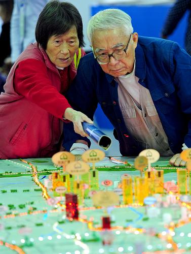 10月6日,市民在房交會(huì)住房保障展區(qū)參觀沙盤模型。新華社發(fā)(薛玉斌 攝)