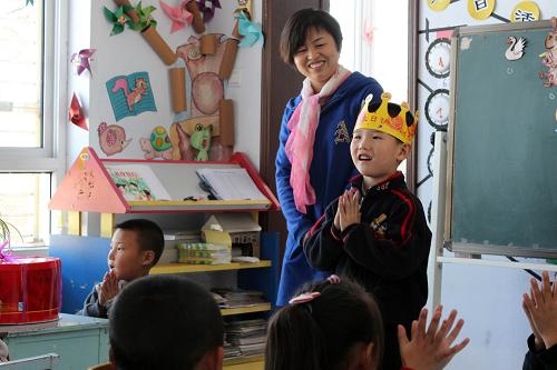10月17日,高平市寺莊鎮(zhèn)中心幼兒園大班的老師和小朋友為??W(xué)同學(xué)慶祝6歲生日。新華社記者 王菲菲 攝