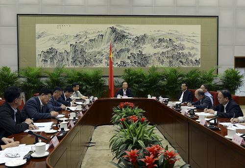 10月12日、13日和15日,中共中央政治局常委、國(guó)務(wù)院總理溫家寶在北京中南海先后召開(kāi)行業(yè)協(xié)會(huì)負(fù)責(zé)人、部分地方部門(mén)和企業(yè)負(fù)責(zé)人以及專(zhuān)家學(xué)者三場(chǎng)座談會(huì),聽(tīng)取大家對(duì)當(dāng)前經(jīng)濟(jì)形勢(shì)的意見(jiàn)和建議。這是10月12日,溫家寶與行業(yè)協(xié)會(huì)負(fù)責(zé)人座談。新華社記者 饒愛(ài)民 攝