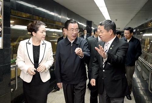 10月19日,中共中央政治局常委、中央紀(jì)委書記賀國強(qiáng)在中糧集團(tuán)調(diào)研。這是賀國強(qiáng)在中糧集團(tuán)控股的中國食品飲料事業(yè)部亦莊裝瓶廠生產(chǎn)車間考察。新華社記者 馬占成 攝