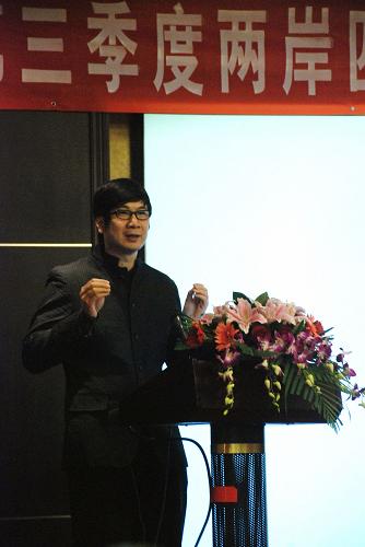 10月22日,中國社科院經(jīng)濟研究所副所長張平教授在發(fā)布會上點評兩岸四地消費者信心指數(shù)。當(dāng)日,來自首都經(jīng)濟貿(mào)易大學(xué)、中央財經(jīng)大學(xué)、香港城市大學(xué)、澳門科技大學(xué)、臺灣輔仁大學(xué)5所高校的專家學(xué)者在京聯(lián)合發(fā)布2012年第三季度兩岸四地消費者信心指數(shù),其中大陸消費者信心指數(shù)最高。中國大陸、澳門、香港和臺灣指數(shù)分別為94.8、84.9、77.9和71.8。