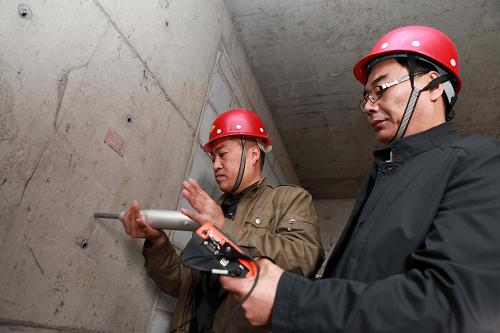 10月24日,河北邢臺市建筑質(zhì)量監(jiān)督管理站工作人員在天和人家廉租房項目工地進行砼強度回彈檢測。為了確保保障房建設(shè)質(zhì)量,河北邢臺市對保障性住房施工過程實施全面監(jiān)控,通過抽樣檢測建筑材料、聯(lián)合檢查在建項目、執(zhí)行終身質(zhì)量負責(zé)制等具體措施,確保把每個保障房項目建成“放心工程”。截至10月24日,全市新開工保障性住房和棚戶區(qū)改造住房25040套,超額完成年度任務(wù)目標。