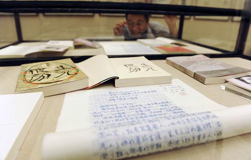 10月25日,參觀者在觀看莫言手稿及作品簽名本。當(dāng)日,“世紀(jì)諾貝爾”——諾貝爾獎獲獎?wù)哳}詞、簽名書、簽名照片和郵品系列珍藏展在上海市普陀區(qū)圖書館開幕。本次“世紀(jì)諾貝爾”珍藏展共展出為籌建諾貝爾獎博物館而征集的300余位諾貝爾物理學(xué)、化學(xué)、生理學(xué)或醫(yī)學(xué)、文學(xué)和經(jīng)濟學(xué)獎得主的題詞105件、簽名照片196幅、郵品500余件,以及47位諾貝爾獎得主的102本簽名著作。展覽特別展出了莫言文學(xué)館提供的莫言《蛙》《豐乳肥臀》《透明的紅蘿卜》《東北亞時代的主人公》4部作品的手稿,并展出了莫言本人在《蛙》正式出版前給上海一位評論家的未公開出版的征求意見版本。莫言贈送給上海當(dāng)代作家作品手稿收藏展示館的作品簽名本也一一亮相。展覽將持續(xù)至11月24日,免費向公眾開放。
