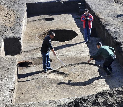 10月25日,沈陽市文物考古所工作人員在北四臺子遺址進行考古測量、勘探。近日,沈陽市文物考古所工作人員在該市皇姑區(qū)北四臺子村附近的一座建設工地內(nèi),發(fā)現(xiàn)了一處占地約2萬平方米的遼金時期遺址。該遺址在以往3次全國文物普查中均無紀錄,為沈陽考古新發(fā)現(xiàn)。在該遺址中出土了大量陶瓷片,可辨器形有白瓷碗、白瓷燈、瓷馬、陶罐、銅錢、鐵器等。根據(jù)考古遺址命名原則,專家將該遺址命名為北四臺子遺址。