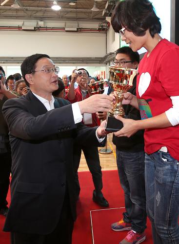 11月3日,上海市體育局局長(zhǎng)李毓毅(左)為獲獎(jiǎng)選手頒發(fā)獎(jiǎng)杯。當(dāng)日,由新華社上海分社和上海市體育局共同創(chuàng)意策劃的“精彩在沃·中國(guó)聯(lián)通”上海市首屆虛擬運(yùn)動(dòng)會(huì)在滬閉幕。本屆虛擬運(yùn)動(dòng)會(huì)歷時(shí)近6個(gè)月,共計(jì)吸引上海17個(gè)區(qū)縣的10余萬(wàn)市民積極參與,除了有效拓展科技在民生領(lǐng)域的應(yīng)用外,讓市民在享受運(yùn)動(dòng)快樂(lè)的同時(shí),更極大豐富了市民休閑文化生活。