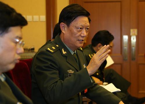 出席黨的十八大的解放軍和武警部隊(duì)代表連日來認(rèn)真討論胡錦濤同志所作的報(bào)告。代表們指出,忠實(shí)履行黨和人民賦予的使命任務(wù),是黨的重托、人民的期望。必須適應(yīng)國(guó)家發(fā)展戰(zhàn)略和安全戰(zhàn)略新要求,堅(jiān)持以推動(dòng)國(guó)防和軍隊(duì)建設(shè)科學(xué)發(fā)展為主題,以加快轉(zhuǎn)變戰(zhàn)斗力生成模式為主線,努力建設(shè)與我國(guó)國(guó)際地位相稱、與國(guó)家安全和發(fā)展利益相適應(yīng)的鞏固國(guó)防和強(qiáng)大軍隊(duì)。十八大代表、河北省軍區(qū)司令史魯澤指出,我們必須增強(qiáng)憂患意識(shí),大國(guó)不等于強(qiáng)國(guó),強(qiáng)國(guó)必須強(qiáng)軍。新華社記者 王建民 攝