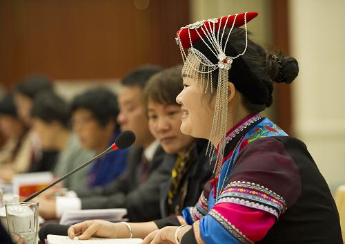 胡錦濤在十八大報告中指出:“十年來,我們?nèi)〉靡幌盗行碌臍v史性成就,為全面建成小康社會打下了堅實基礎(chǔ)。我國經(jīng)濟總量從世界第六位躍升到第二位,社會生產(chǎn)力、經(jīng)濟實力、科技實力邁上一個大臺階,人民生活水平、居民收入水平、社會保障水平邁上一個大臺階,綜合國力、國際競爭力、國際影響力邁上一個大臺階,國家面貌發(fā)生新的歷史性變化”,全面小康社會漸行漸近。十八大浙江省代表團代表雷潔暢說,浙江景寧縣農(nóng)村生態(tài)茭白賣出“豬肉價”,農(nóng)民收入大幅提高,過上了夢寐以求的小康生活。新華社記者 黃敬文 攝