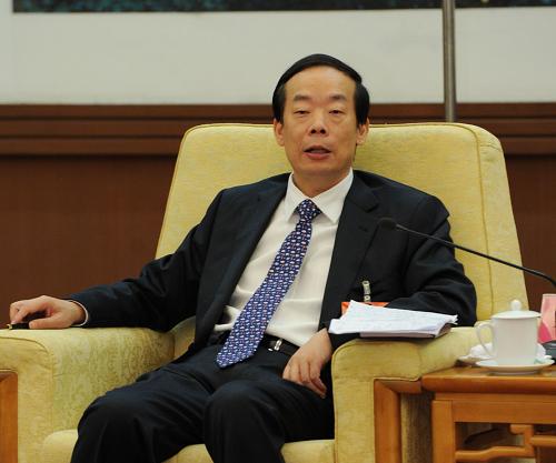胡錦濤在十八大報告中指出:“十年來,我們?nèi)〉靡幌盗行碌臍v史性成就,為全面建成小康社會打下了堅實基礎(chǔ)。我國經(jīng)濟總量從世界第六位躍升到第二位,社會生產(chǎn)力、經(jīng)濟實力、科技實力邁上一個大臺階,人民生活水平、居民收入水平、社會保障水平邁上一個大臺階,綜合國力、國際競爭力、國際影響力邁上一個大臺階,國家面貌發(fā)生新的歷史性變化”,全面小康社會漸行漸近。十八大河北省代表團代表趙勇在分組討論時指出,十八大報告提出建成小康社會的宏偉目標(biāo),催人奮進。農(nóng)村改革是小康社會建設(shè)的重點,積極推進城鄉(xiāng)一體化是建設(shè)小康社會的重要抓手。新華社記者 饒愛民 攝
