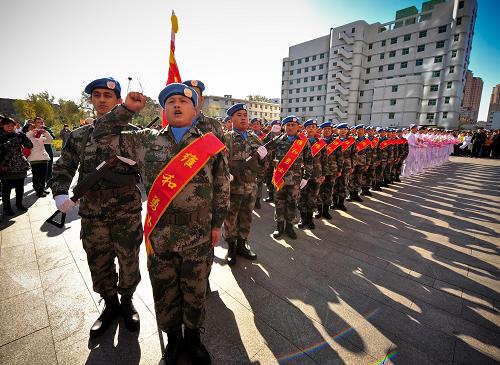 11月13日,維和部隊(duì)醫(yī)療分隊(duì)隊(duì)員在出征前宣誓。新華社記者 張超群 攝