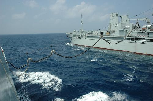 11月16日,中國(guó)海軍第十三批護(hù)航編隊(duì)在印度洋斯里蘭卡南部海域進(jìn)行補(bǔ)給作業(yè)。新華社記者 朱紹斌 攝