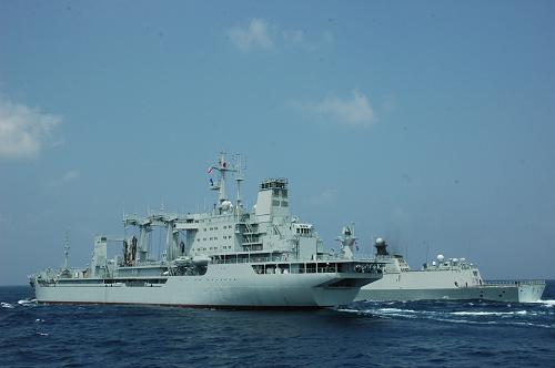 11月16日,中國(guó)海軍第十三批護(hù)航編隊(duì)在印度洋斯里蘭卡南部海域進(jìn)行補(bǔ)給作業(yè)。新華社記者 朱紹斌 攝