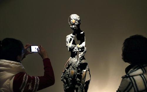 11月17日,參觀者在參觀展出的雕塑作品。當(dāng)日,由中國美術(shù)家協(xié)會主辦、魯迅美術(shù)學(xué)院協(xié)辦的張峰雕塑個(gè)人展《影子》在中國美術(shù)館開幕。此次展出的作品將“影子”轉(zhuǎn)化為雕塑的一部分,在二維和三維空間的視覺錯(cuò)覺中,打破了雕塑主體本身與光影的相互關(guān)系。同時(shí),作品還融入了中國畫的“骨法用筆”,闡述了中國藝術(shù)有關(guān)“意”與“形”的特殊辯證思維。