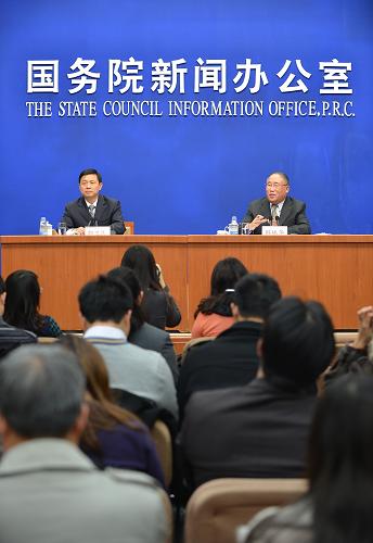 這是在北京國(guó)務(wù)院新聞辦公室舉辦的新聞發(fā)布會(huì)現(xiàn)場(chǎng)(11月21日攝)。11月21日,國(guó)家發(fā)展和改革委員會(huì)發(fā)布《中國(guó)應(yīng)對(duì)氣候變化的政策與行動(dòng)2012年度報(bào)告》,全面介紹了中國(guó)為減緩、適應(yīng)氣候變化采取的重大政策措施。《中國(guó)應(yīng)對(duì)氣候變化的政策與行動(dòng)2012年度報(bào)告》共分七個(gè)部分,包括減緩氣候變化、適應(yīng)氣候變化、開展低碳發(fā)展試驗(yàn)試點(diǎn)、加強(qiáng)能力建設(shè)、全社會(huì)廣泛參與、積極參加國(guó)際談判、加強(qiáng)國(guó)際交流與合作等。全文約2萬字。