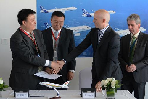 11月23日,西藏航空公司和空中客車天津飛機交付中心高管舉行交付簽字儀式。當日,空中客車天津飛機交付中心向西藏航空公司交付了天津總裝的A319飛機,這是西藏航空首航以來第一次接收的空客天津總裝的A319飛機。至此,西藏航空已擁有五架A319飛機。據(jù)介紹,新交付的這架飛機已經(jīng)獲得高原機場飛行認證,可以在高達14500英尺的機場起降,采用兩級客艙布局,共有128個座位。該飛機將以世界最高機場之一——拉薩貢嘎機場為基地,執(zhí)飛拉薩至深圳往返航線。