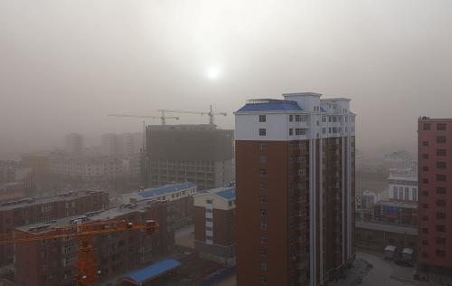 這是11月27日在揚(yáng)沙天氣中拍攝的內(nèi)蒙古自治區(qū)烏海市一景。新華社記者 賈立君 攝