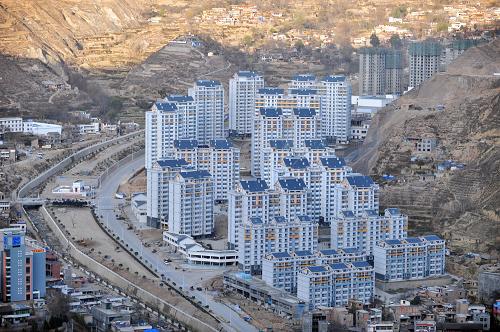 羅家峪山洪泥石流排導(dǎo)渠及在渠道旁修建的受災(zāi)群眾安置住宅(11月26日攝)。甘肅舟曲災(zāi)后重建資金涉及防災(zāi)減災(zāi)的項(xiàng)目達(dá)13.4億元,占全部資金的四分之一多,包括白龍江河道綜合整治及防洪工程、溝道治理、地質(zhì)災(zāi)害隱患點(diǎn)治理、地質(zhì)災(zāi)害群測(cè)群防網(wǎng)絡(luò)建設(shè)等多達(dá)30項(xiàng)。結(jié)合地質(zhì)、氣象、水利防災(zāi)等項(xiàng)目,舟曲目前已建成的自然災(zāi)害監(jiān)測(cè)預(yù)警平臺(tái)達(dá)到了國(guó)內(nèi)先進(jìn)水平。新華社記者 梁強(qiáng) 攝