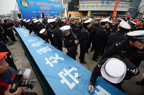 12月2日,在江蘇省揚(yáng)州市街頭,參與交通安全知識(shí)宣傳的民警在橫幅上簽名。當(dāng)日是首個(gè)“全國(guó)交通安全日”,各地開展交通安全日主題宣傳活動(dòng)。今年全國(guó)交通安全日的主題為“遵守交通信號(hào)、安全文明出行”。新華社發(fā)(孟德龍 攝)