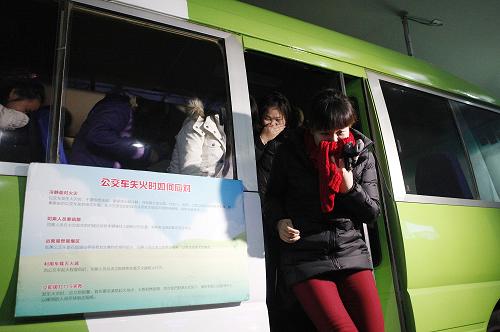 12月2日,市民在北京市交通安全宣傳教育基地體驗(yàn)如何從起火的公交車上逃生。當(dāng)天是首個(gè)“全國(guó)交通安全日”,主題為“遵守交通信號(hào)、安全文明出行”,各地紛紛開展交通安全日主題宣傳活動(dòng)。新華社記者 王申 攝