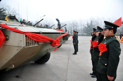 12月2日,退伍老兵向步戰(zhàn)車敬禮告別。新華社發(fā)(李鵬 攝)