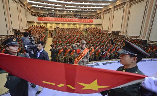 12月8日,即將奔赴各地軍營(yíng)的新兵在歡送大會(huì)上宣誓。新華社記者 江文耀 攝