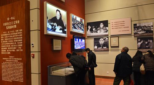 12月9日,觀眾在國(guó)家博物館參觀《復(fù)興之路》展覽。本不是參觀旺季,但國(guó)家博物館《復(fù)興之路》基本陳列展廳里,人頭攢動(dòng),為寒冷的冬日平添別樣的風(fēng)景?!稄?fù)興之路》大型主題展覽于2007年10月在中國(guó)人民革命軍事博物館首展,后經(jīng)4次大的充實(shí)調(diào)整,2009年國(guó)慶60周年前夕作為國(guó)家博物館基本陳列展出。開展以來,觀展人數(shù)屢創(chuàng)新高,5年累計(jì)接待觀眾已超過1400萬人次。