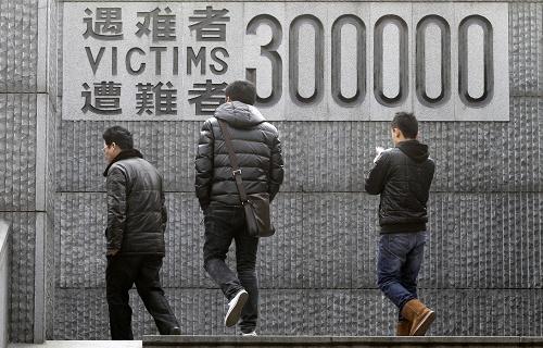 12月11日,人們走進侵華日軍南京大屠殺遇難同胞紀念館參觀。新華社發(fā)(董金林 攝)