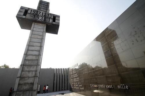12月11日,人們在侵華日軍南京大屠殺遇難同胞紀念館參觀大屠殺歷史史料。新華社發(fā)(董金林 攝)