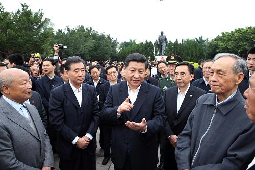 12月7日至11日,中共中央總書記、中央軍委主席習近平在廣東省考察工作。這是習近平在深圳蓮花山公園與當年參與特區(qū)建設(shè)的老同志交談。新華社記者 蘭紅光 攝