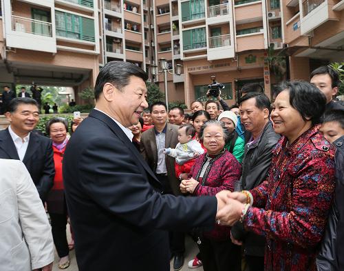 12月7日至11日,中共中央總書記、中央軍委主席習近平在廣東省考察工作。這是習近平在深圳羅湖區(qū)南湖街道漁民村社區(qū)考察時與居民握手交談。新華社記者 蘭紅光 攝