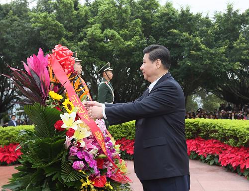 12月7日至11日,中共中央總書記、中央軍委主席習近平在廣東省考察工作。這是習近平在深圳蓮花山公園向鄧小平銅像敬獻花籃。新華社記者 蘭紅光 攝