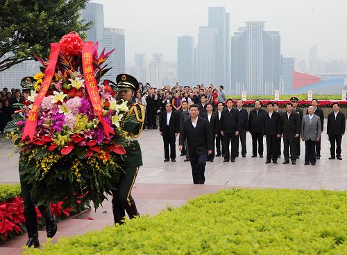 12月7日至11日,中共中央總書記、中央軍委主席習近平在廣東省考察工作。這是習近平在深圳蓮花山公園向鄧小平銅像敬獻花籃。新華社記者 蘭紅光 攝