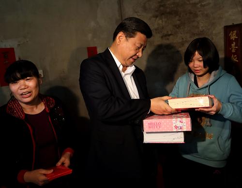 12月7日至11日,中共中央總書記、中央軍委主席習近平在廣東省考察工作。這是習近平在順德黃龍村看望村民張錫堯一家時,向張錫堯的女兒贈送工具書和學習用具。新華社記者 蘭紅光 攝