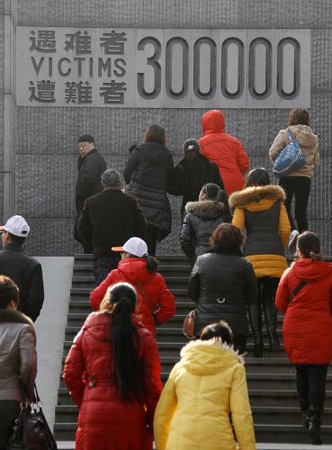 12月12日,參觀者在侵華日軍南京大屠殺遇難同胞紀念館悼念遇難同胞。新華社發(fā)(董金林 攝)