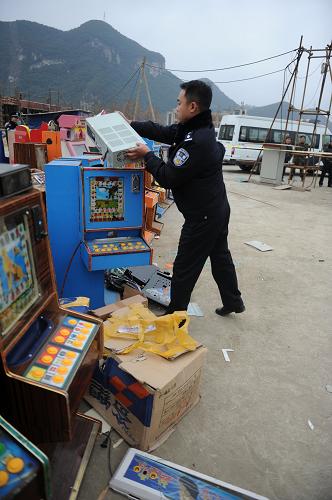 12月12日,公安人員在擺放將被銷毀的賭博機。新華社發(fā)(陶亮 攝)