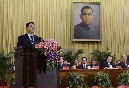 12月12日,中國(guó)國(guó)民黨革命委員會(huì)第十二次全國(guó)代表大會(huì)在北京開幕。中共中央政治局常委、國(guó)務(wù)院副總理張德江會(huì)見全體與會(huì)代表,并代表中共中央致賀詞。新華社記者 饒愛民 攝