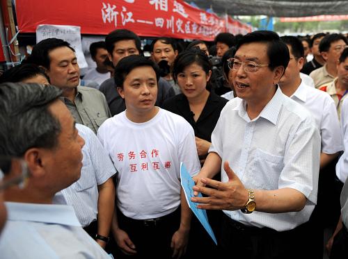 2008年6月29日,張德江在四川省都江堰市勞務(wù)輸出專場招聘會(huì)現(xiàn)場了解對(duì)口支援省市就業(yè)援助情況。新華社記者張維革攝