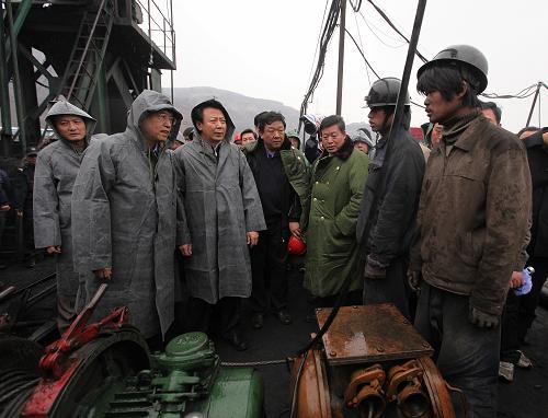 2010年3月29日,張德江現(xiàn)場指導(dǎo)山西省王家?guī)X煤礦透水事故搶險(xiǎn)救援工作。新華社記者 邢廣利 攝