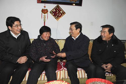 2012年1月18日,張德江在北京調(diào)研城鄉(xiāng)居民社會(huì)養(yǎng)老保險(xiǎn)工作。新華社記者 饒愛民 攝