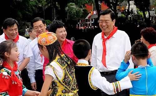2012年5月30日,張德江在重慶與少年兒童共慶“六一”國際兒童節(jié)。新華社發(fā)(巨建兵攝)