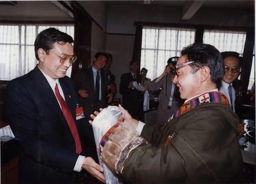 1993年5月2日,李克強到共青團第十三次全國代表大會代表駐地看望代表。新華社發(fā)