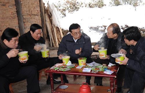 2008年1月31日,李克強乘坐裝有防滑鏈的汽車在崎嶇覆冰的山路上行進3個小時,來到四川省川北山區(qū)宣漢縣老君鄉(xiāng)紫云村。在察看災(zāi)情、慰問群眾后,和隨行陪同人員邊吃方便面邊研究救災(zāi)工作。新華社記者李學(xué)仁攝