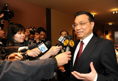 2010年1月28日,李克強在瑞士達沃斯與記者見面。新華社發(fā)