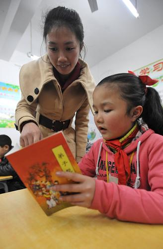 在廣西桂林市龍勝各族自治縣馬堤鄉(xiāng)民族小學(xué),一名老師在晚自習(xí)中為寄宿就讀學(xué)生輔導(dǎo)功課(12月4日攝)。來(lái)自國(guó)家財(cái)政部的消息,自2006年國(guó)家將農(nóng)村義務(wù)教育納入公共財(cái)政保障范圍以來(lái),中央財(cái)政6年累計(jì)安排義務(wù)教育相關(guān)經(jīng)費(fèi)近5500億元。目前,全國(guó)約1.2億學(xué)生全部享受免學(xué)雜費(fèi)和免費(fèi)教科書(shū)政策,中西部地區(qū)約1333萬(wàn)名家庭經(jīng)濟(jì)困難寄宿生獲得資助。新華社記者陸波岸攝