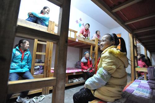 在廣西桂林市龍勝各族自治縣馬堤鄉(xiāng)民族小學(xué),幾名寄宿就讀學(xué)生在宿舍內(nèi)聊天(12月4日攝)。新華社記者陸波岸攝