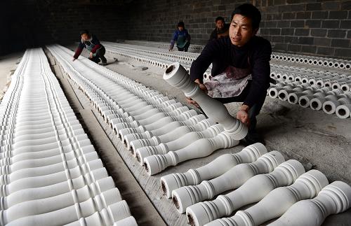 12月26日,陳水根在擺放建筑圍欄。今年33歲的江西省萬載縣鵝峰鄉(xiāng)東田村村民陳水根,2008年從浙江、廣東等地打工學(xué)到技術(shù)后回到家鄉(xiāng),創(chuàng)辦了建筑構(gòu)件廠,并安置了70余名農(nóng)村剩余勞動力就業(yè)。像陳水根這樣通過培訓(xùn)后由“苦力型”到“技術(shù)型”華麗轉(zhuǎn)身的返鄉(xiāng)農(nóng)民工在江西萬載縣每年就有4500人之多。 近年來,為促進(jìn)返鄉(xiāng)農(nóng)民工的再就業(yè),江西萬載縣政府成立“促進(jìn)返鄉(xiāng)農(nóng)民工就業(yè)創(chuàng)業(yè)工作領(lǐng)導(dǎo)小組”,制定了降低返鄉(xiāng)農(nóng)民工創(chuàng)業(yè)成本、放寬準(zhǔn)入條件、簡化審批程序、創(chuàng)新金融服務(wù)方式和手段等12個方面的利好政策。積極為返鄉(xiāng)農(nóng)民工開展免費(fèi)職業(yè)介紹服務(wù),并有針對性地開展職業(yè)培訓(xùn),幫助農(nóng)民工實現(xiàn)返鄉(xiāng)再就業(yè)。新華社記者 宋振平攝