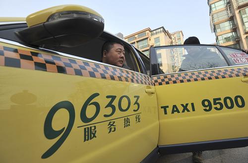 12月26日,一名電話叫車的乘客乘坐河北唐山一輛印有“96303服務(wù)熱線”字樣的出租車。新華社發(fā)(鄭勇 攝)